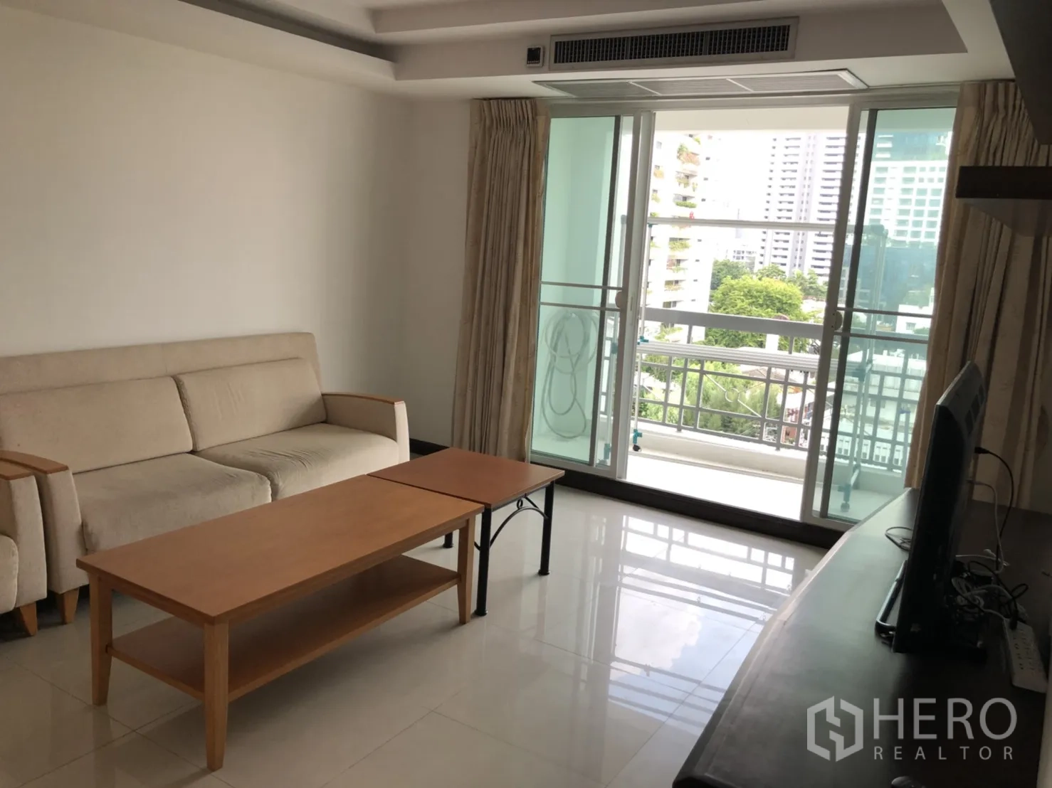 คอนโด ให้เช่าในWatthana, Bangkok - ห้องนั่งเล่นเปิดสู่ระเบียง มองเห็นเมืองและพื้นที่สีเขียว