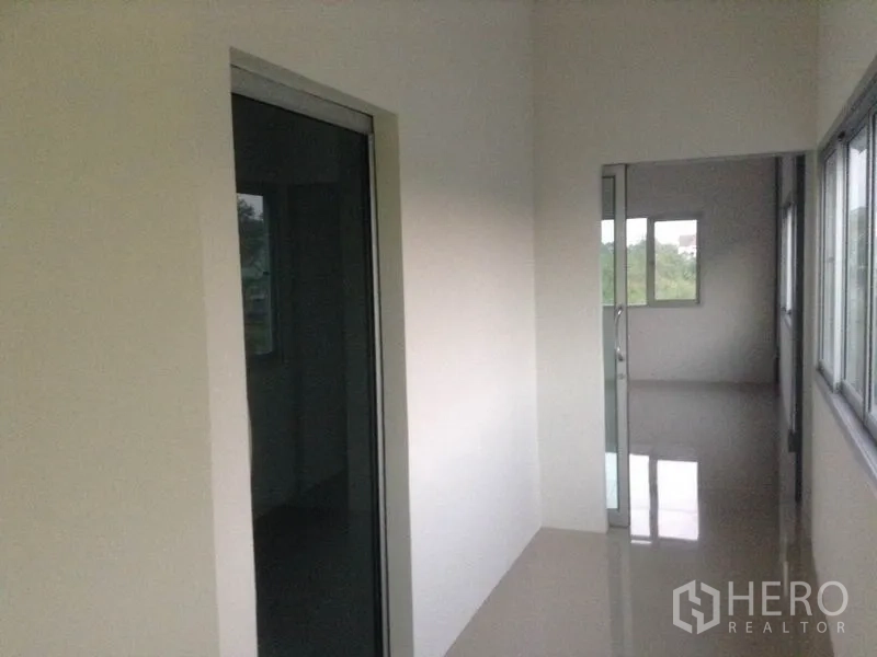 คลังสินค้า ให้เช่าในBang Kapi, Bangkok - โถงชั้นบนมีหน้าต่างและประตูกระจก เชื่อมห้องออฟฟิศ มองเห็นวิวต้นไม้