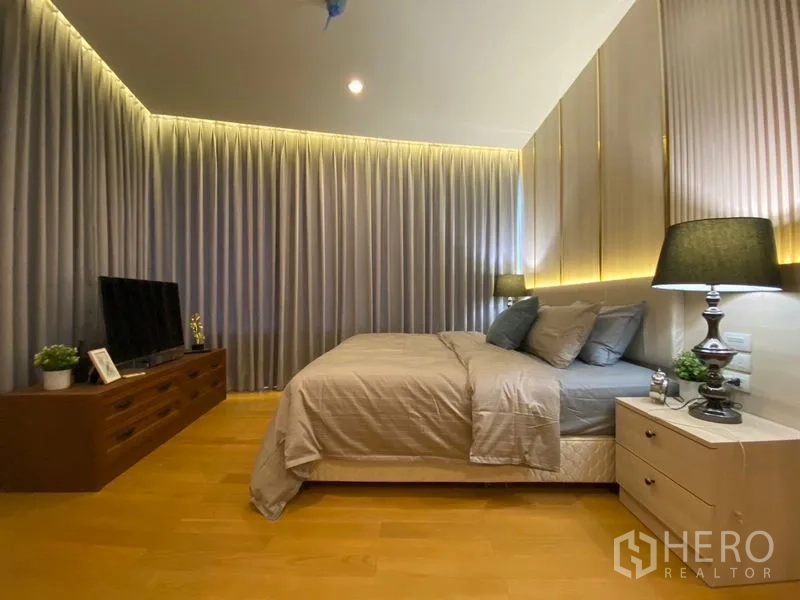 คอนโด ให้เช่าในWatthana, Bangkok - ห้องนอนใหญ่มุมมองอื่น แผงหัวเตียงบิวท์อินและพื้นไม้