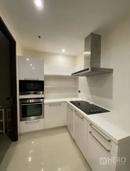 公寓 出租在Khlong Toei, Bangkok - 烹饪区，嵌入式烤箱、灶台与不锈钢烟机