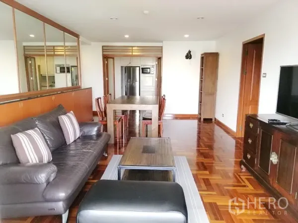 คอนโด ให้เช่าหรือขายในWatthana, Bangkok - ห้องนั่งเล่นและรับประทานอาหาร พื้นไม้ปาร์เกต์ โซฟาหนัง ตู้ทีวี และผนังกระจกเงา