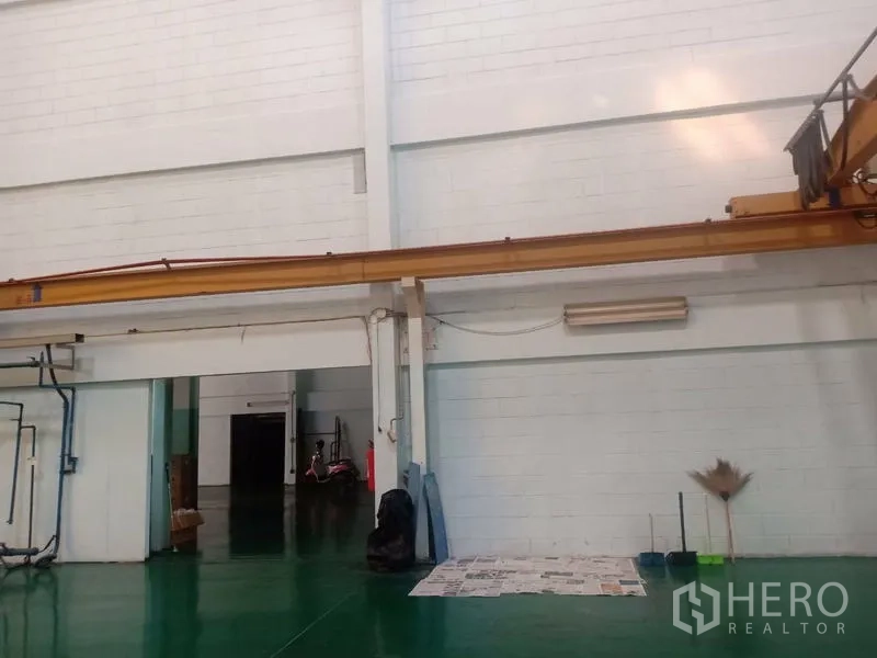 โรงงาน ขายในKhlong Luang, Pathum Thani - ผนังภายในติดรางเครนและช่องประตูกว้างเชื่อมสโตร์.
