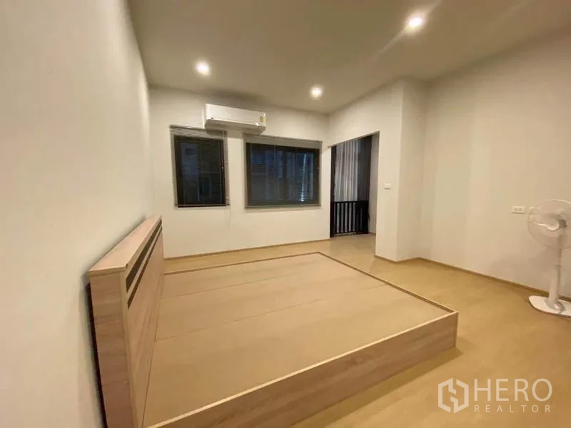 ทาวน์เฮาส์ ให้เช่าในPrawet, Bangkok - ห้องนอนหลักพร้อมฐานเตียง เครื่องปรับอากาศ และมุมระเบียง