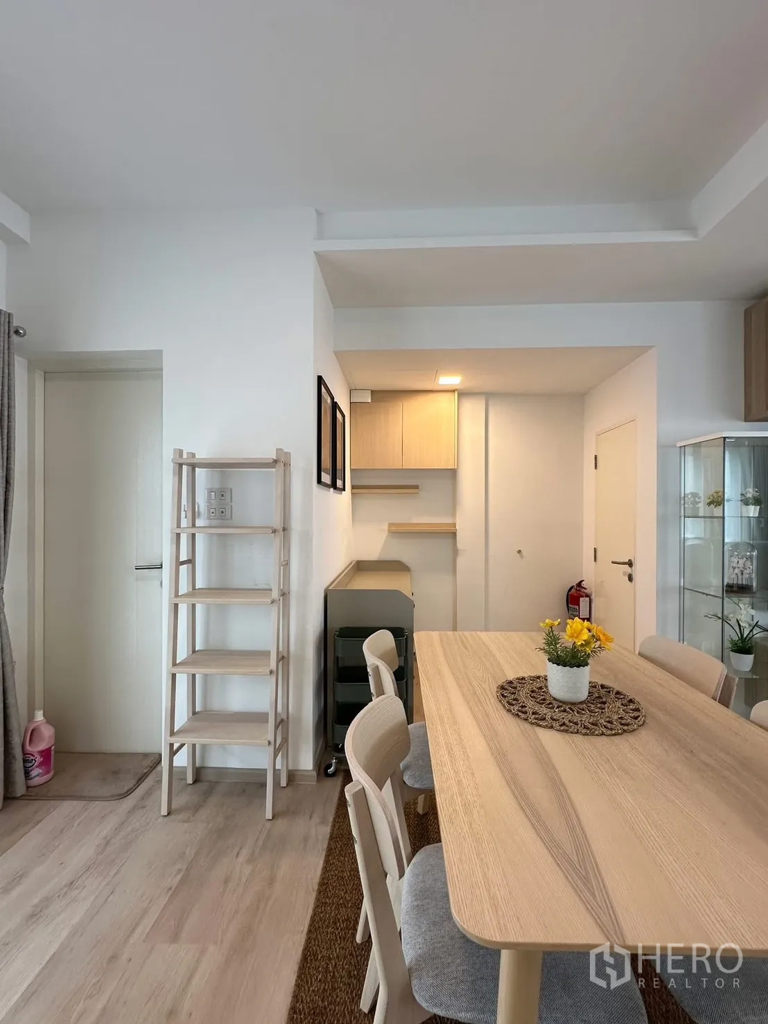 联排别墅 for rent in Prawet, Bangkok - 用餐区配浅木餐桌与四把椅子，旁有置物架。