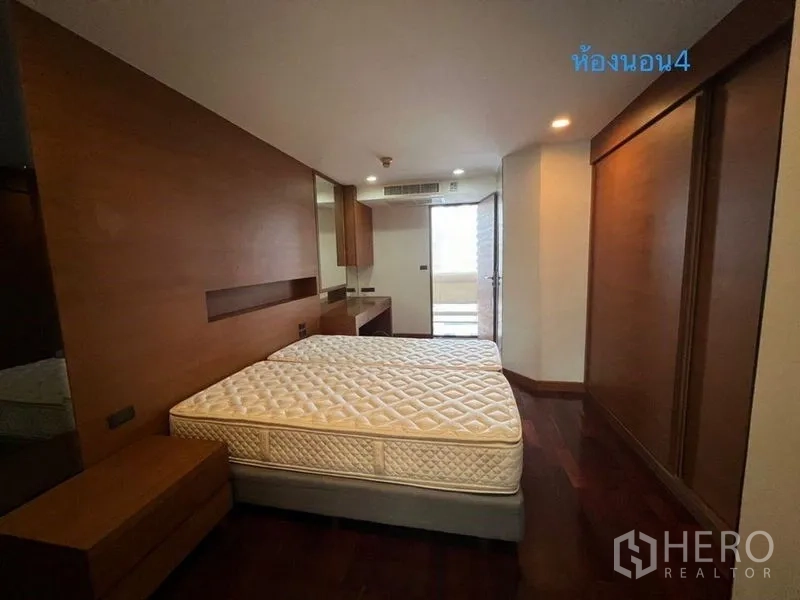 公寓 出租在Khlong Toei, Bangkok - 卧室带梳妆区、木质衣柜和通向阳台的门