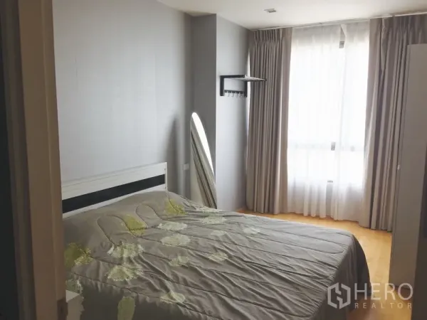 公寓 出租或出售在Khlong Toei, Bangkok - 次卧配双人床、全高窗帘与立式穿衣镜。