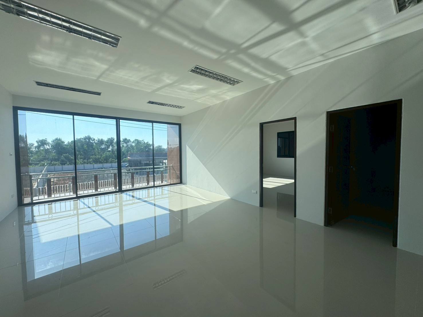 工厂 出售在Mueang Samut Sakhon, Samut Sakhon - 转角办公室，落地窗通向阳台，旁有两间独立房间。