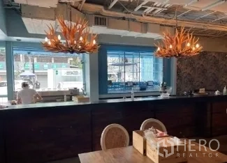 零售空间 出租在Watthana, Bangkok - 吧台区配鹿角吊灯与开放式服务窗