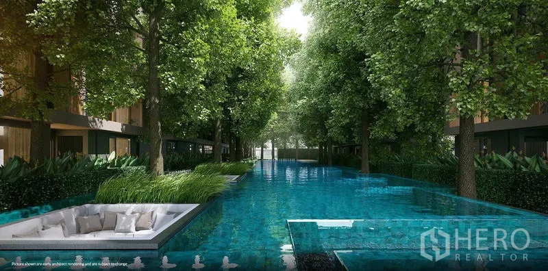 公寓 出租在Khlong Toei, Bangkok - 被成排大树环抱的长形景观泳池，设下沉式座位。