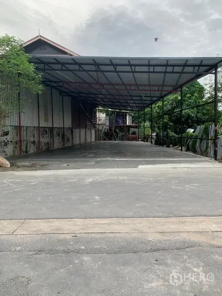 คลังสินค้า ให้เช่าในBang Kapi, Bangkok - พื้นที่โหลดสินค้ามีหลังคาคลุม ลานคอนกรีตกว้าง รถบรรทุกเข้าได้