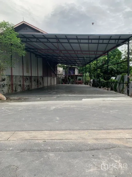 คลังสินค้า ให้เช่าในBang Kapi, Bangkok - พื้นที่โหลดสินค้ามีหลังคาคลุม ลานคอนกรีตกว้าง รถบรรทุกเข้าได้