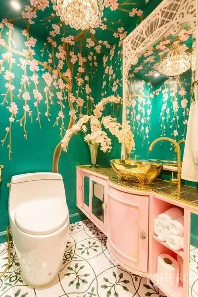 联排别墅 出租在Lat Phrao, Bangkok - 彩色盥洗室，蓝绿色花卉壁画、粉色浴柜与金色水龙头。