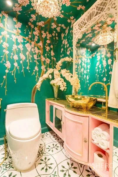 联排别墅 出租在Lat Phrao, Bangkok - 彩色盥洗室，蓝绿色花卉壁画、粉色浴柜与金色水龙头。