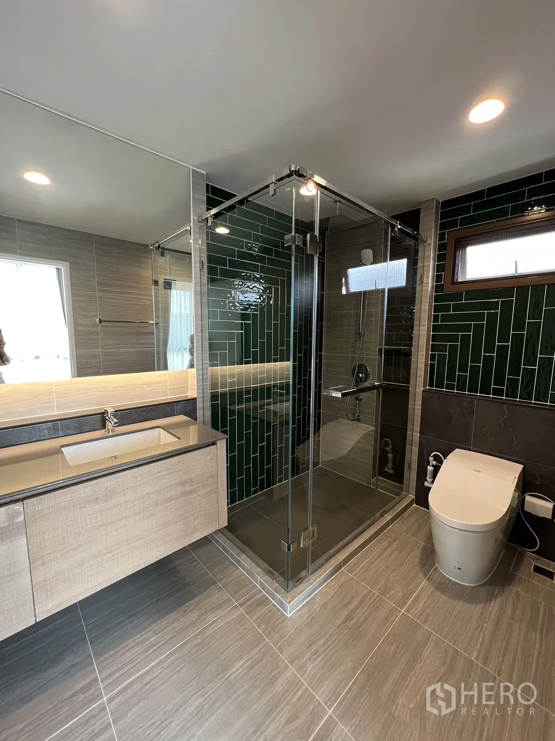 บ้าน ให้เช่าในBang Kapi, Bangkok - ห้องน้ำหลัก ตู้อาบน้ำกระจก เคาน์เตอร์อ่าง และผนังกระเบื้องสีเขียวเข้ม