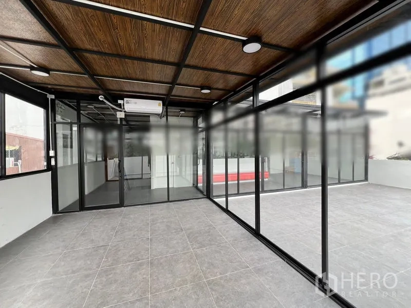 พื้นที่ขายปลีก ให้เช่าในWatthana, Bangkok - ภายในโชว์รูมผนังกระจกเต็มบาน มองออกไปยังลานกระเบื้องขนาดใหญ่.