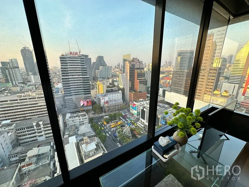 公寓 出租在Bang Rak, Bangkok - 卧室书桌旁的全景窗外曼谷城市风光