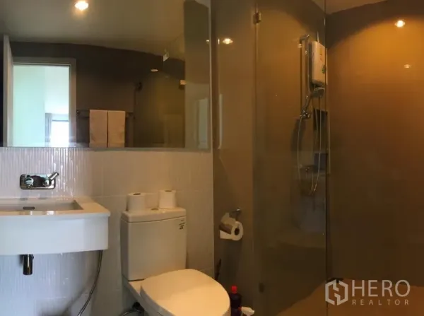 คอนโด ให้เช่าในKhlong Toei, Bangkok - ห้องน้ำร่วมสมัยพร้อมฝักบัวกระจก โถสุขภัณฑ์ และอ่างล้างหน้า