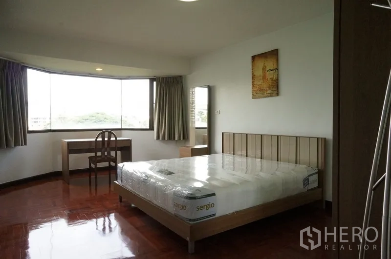 Condominium for rent in Watthana, Bangkok - Large master bedroom with bay window, work desk and abundant natural light.