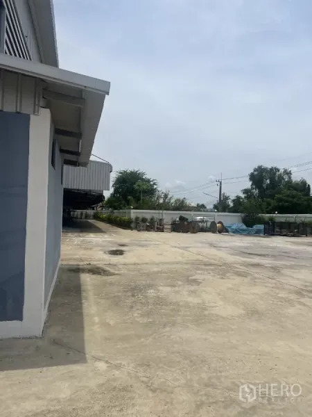 โรงงาน ขายในLat Lum Kaeo, Pathum Thani - ลานคอนกรีตรอบอาคารกว้าง เหมาะสำหรับจอดและกลับรถบรรทุก