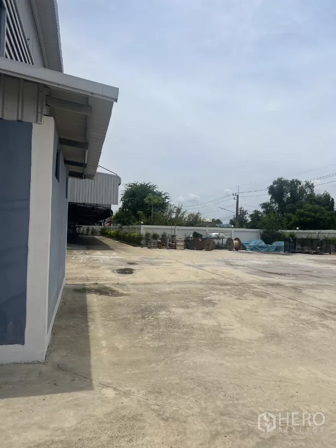 โรงงาน ขายในLat Lum Kaeo, Pathum Thani - ลานคอนกรีตรอบอาคารกว้าง เหมาะสำหรับจอดและกลับรถบรรทุก