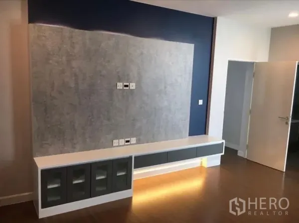 บ้าน ขายในPrawet, Bangkok - ผนังทีวีพร้อมชั้นลอยและไฟซ่อน สไตล์โมเดิร์น