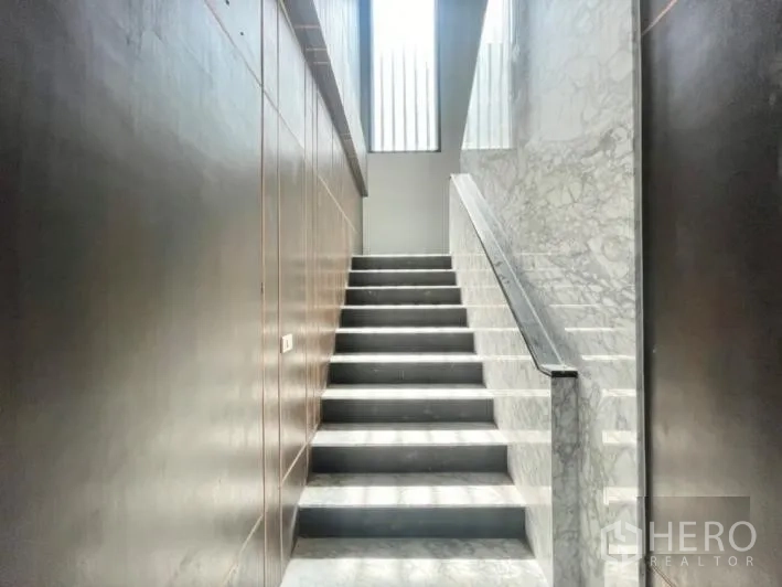 Detached House for rent or sale in Khlong Toei, Bangkok - Bright stairwell with marble steps and a skylight bringing natural light.