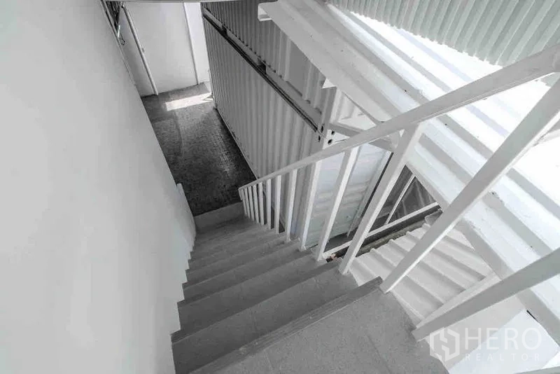 独立商业地产 出租或出售在Bang Na, Bangkok - 白色金属楼梯通往上层与屋顶，光线充足