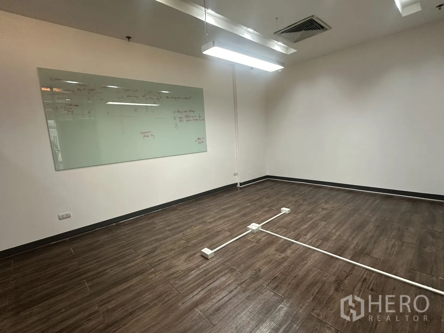 ออฟฟิศ for rent in Pathum Wan, Bangkok - ห้องประชุมพร้อมกระดานไวท์บอร์ดกระจก พื้นลายไม้ และไฟเพดานเส้นยาว
