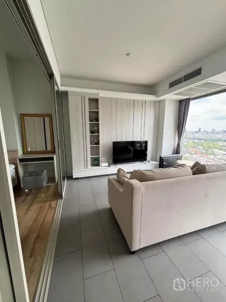 คอนโด ให้เช่าหรือขายในPhaya Thai, Bangkok - พื้นที่รับแขกพร้อมผนังบิลท์อินทีวีและหน้าต่างบานใหญ่ เชื่อมต่อห้องนอนด้วยประตูกระจกเลื่อน