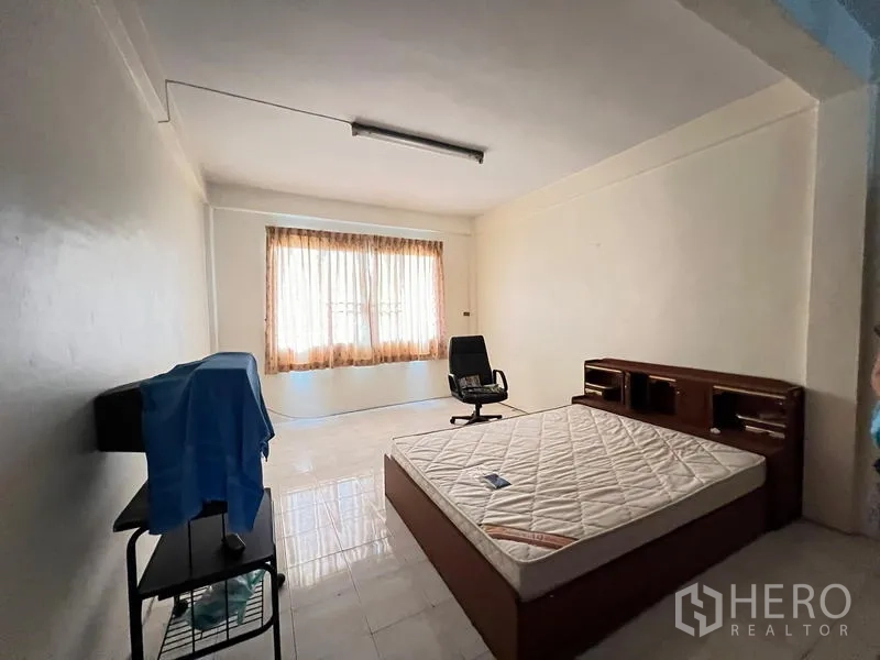 อาคารพาณิชย์ ขายในPhra Khanong, Bangkok - ห้องนอนกว้าง หน้าต่างบานใหญ่ พื้นกระเบื้อง พร้อมฐานเตียงและเก้าอี้