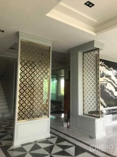 บ้าน ขายในMueang Nonthaburi, Nonthaburi - ฉากกั้นลายฉลุหรู คั่นพื้นที่นั่งเล่นกับผนังจุดเด่นหินอ่อนสีดำ