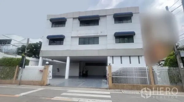 独立商业地产 出租在Khlong Toei, Bangkok - 澎蓬商圈临街三层独栋建筑，带大门与室内停车区。