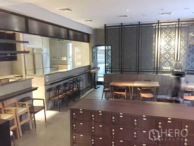 零售空间 出租在Khlong Toei, Bangkok - 开放式室内空间，带镂空花纹墙、餐桌与储物柜