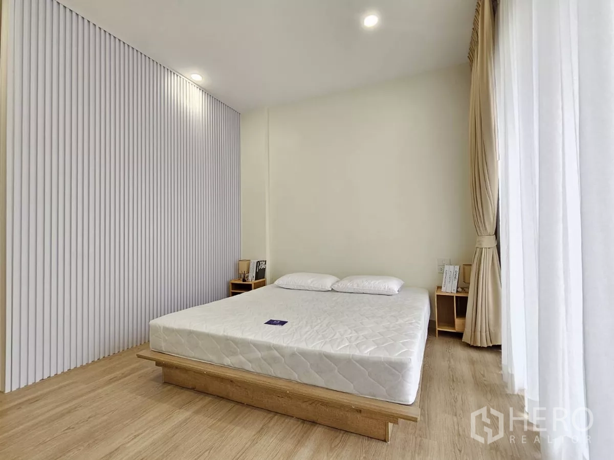 联排别墅 出售在Lat Phrao, Bangkok - 卧室另一角，竖向装饰墙与自然采光