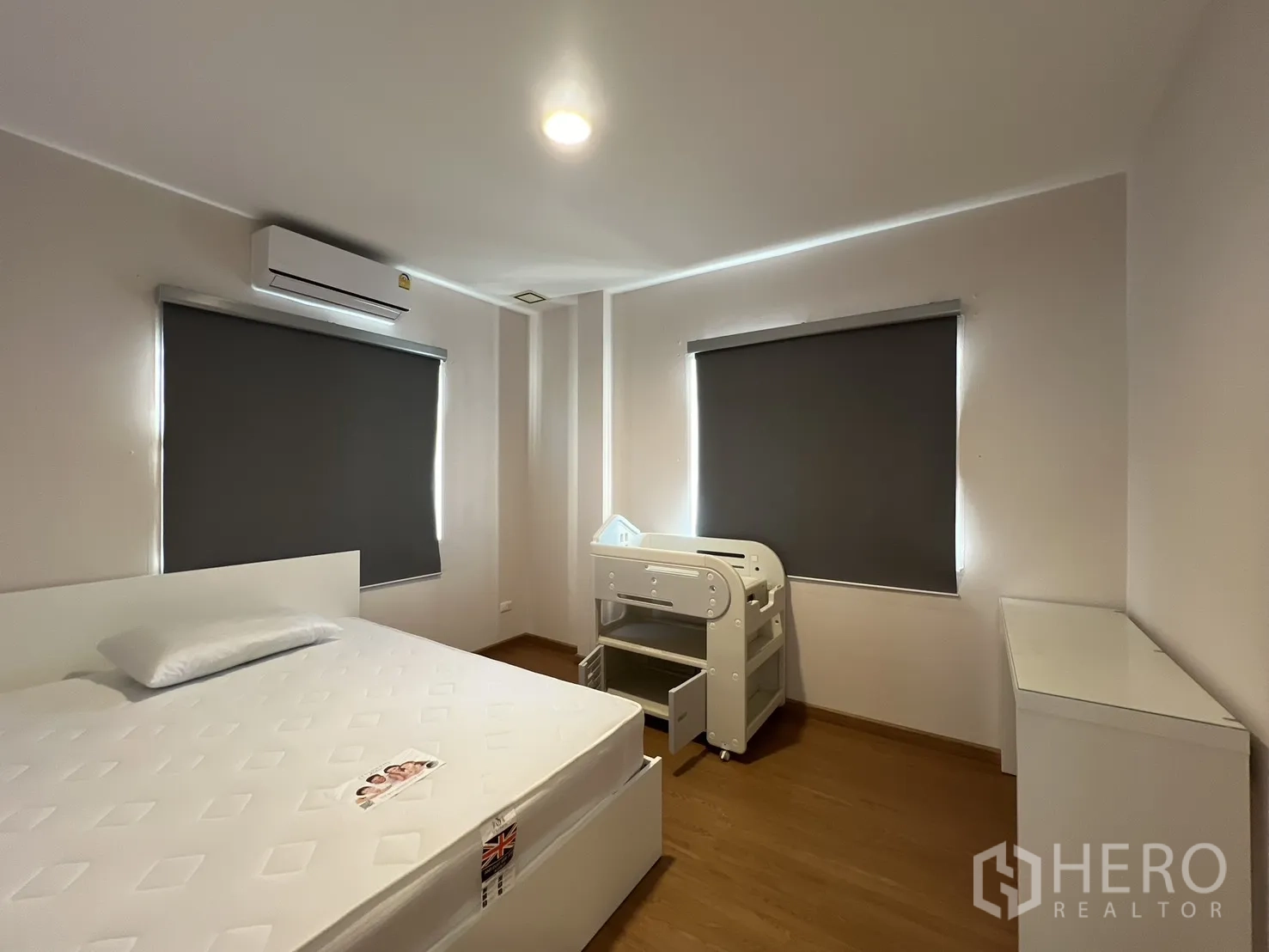 บ้านเดี่ยว for rent in Bang Kapi, Bangkok - อีกมุมของห้องนอนมีเตียง เตียงเด็ก และแอร์ติดผนัง.