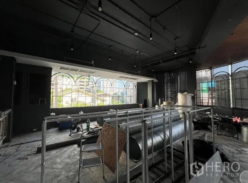 พื้นที่ขายปลีก ให้เช่า - ห้องโอเพ่นแปลนพร้อมหน้าต่างโค้งพาโนรามา เห็นวิวเมือง และเพดานสไตล์ลอฟต์