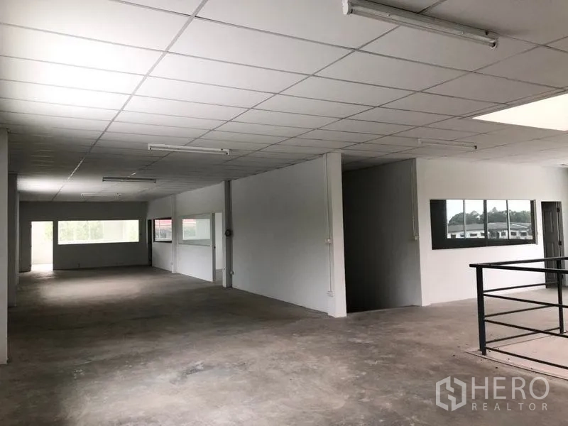 คลังสินค้า ให้เช่าในKhlong Sam Wa, Bangkok - พื้นที่สำนักงานชั้นบน ฝ้าแขวน หน้าต่างบานใหญ่ และแปลนเปิดโล่ง