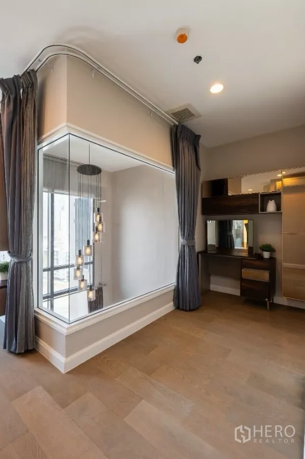 คอนโด ให้เช่าหรือขายในKhlong Toei, Bangkok - มุมชั้นลอยผนังกระจก มองเห็นโคมไฟแขวนเหนือโถงรับแขก