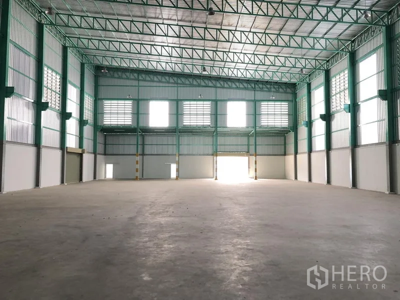 Factory for rent or sale in Bang Phli, Samut Prakan - Spacious high-bay warehouse with steel truss roof and smooth concrete floor.