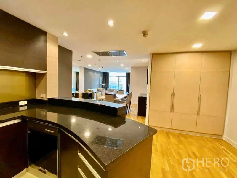 公寓 出租或出售在Sathon, Bangkok - 厨房台面视角，可见宽敞客餐厅与壁柜。