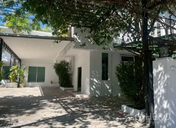 สำนักงานที่บ้าน ให้เช่าในWatthana, Bangkok - ด้านหน้าตัวอาคารพร้อมเฉลียง หน้าต่างบานใหญ่ และกระถางต้นไม้ใต้ร่มเงา