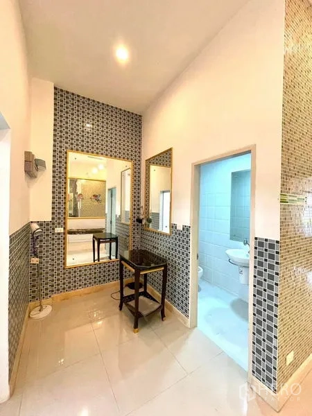 Townhouse for rent in Saphan Sung, Bangkok - Dressing area with twin mirrors, mosaic accent tiles and a doorway leading to the bathroom.