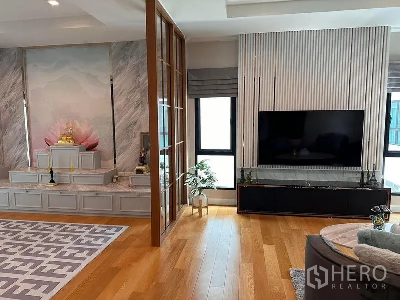 独立式住宅 出租在Prawet, Bangkok - 二楼家庭厅，电视墙旁设有礼佛/冥想角。