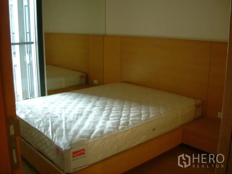 คอนโด ให้เช่าในSathon, Bangkok - ห้องนอนที่สอง เตียงขนาดควีน หัวเตียงไม้ ผนังกระจกเงา ใกล้หน้าต่างบานเลื่อน