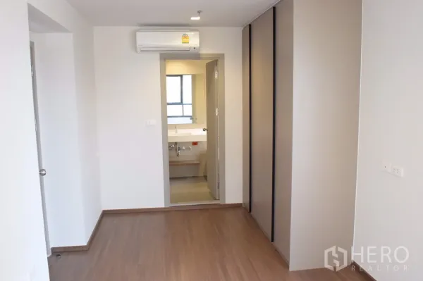 คอนโด ให้เช่าในPhra Khanong, Bangkok - ห้องนอนหลักมีตู้เสื้อผ้าบิวท์อิน แอร์ และห้องน้ำในตัว