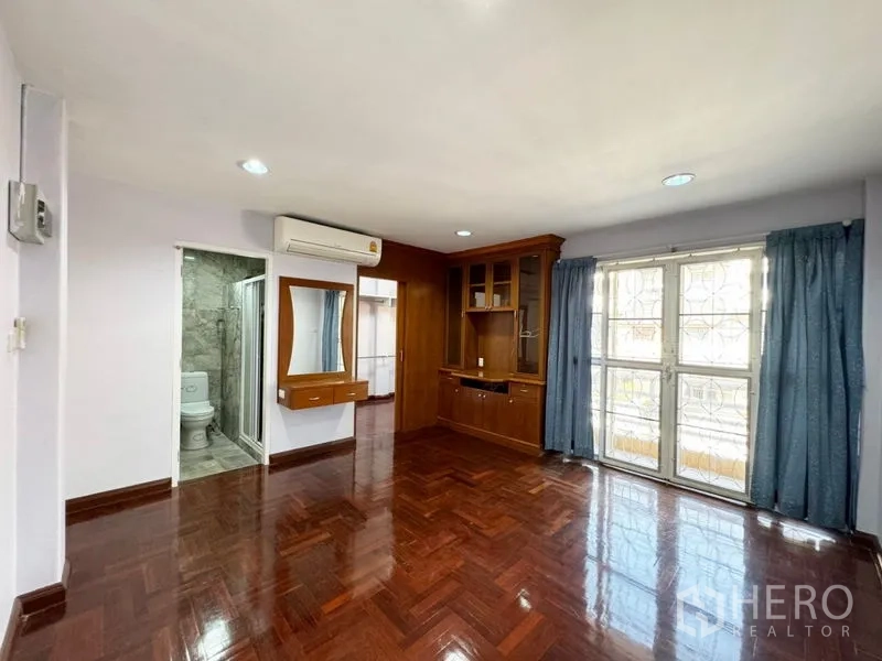 ทาวน์เฮาส์ ให้เช่าหรือขายในSuan Luang, Bangkok - ห้องนอนใหญ่มีตู้บิวท์อินไม้ ประตูระเบียง และทางเข้าห้องน้ำในตัว