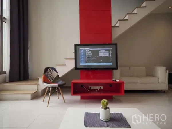 公寓 出租在Khlong Toei, Bangkok - 复式客厅，红色电视墙、悬浮楼梯与落地窗