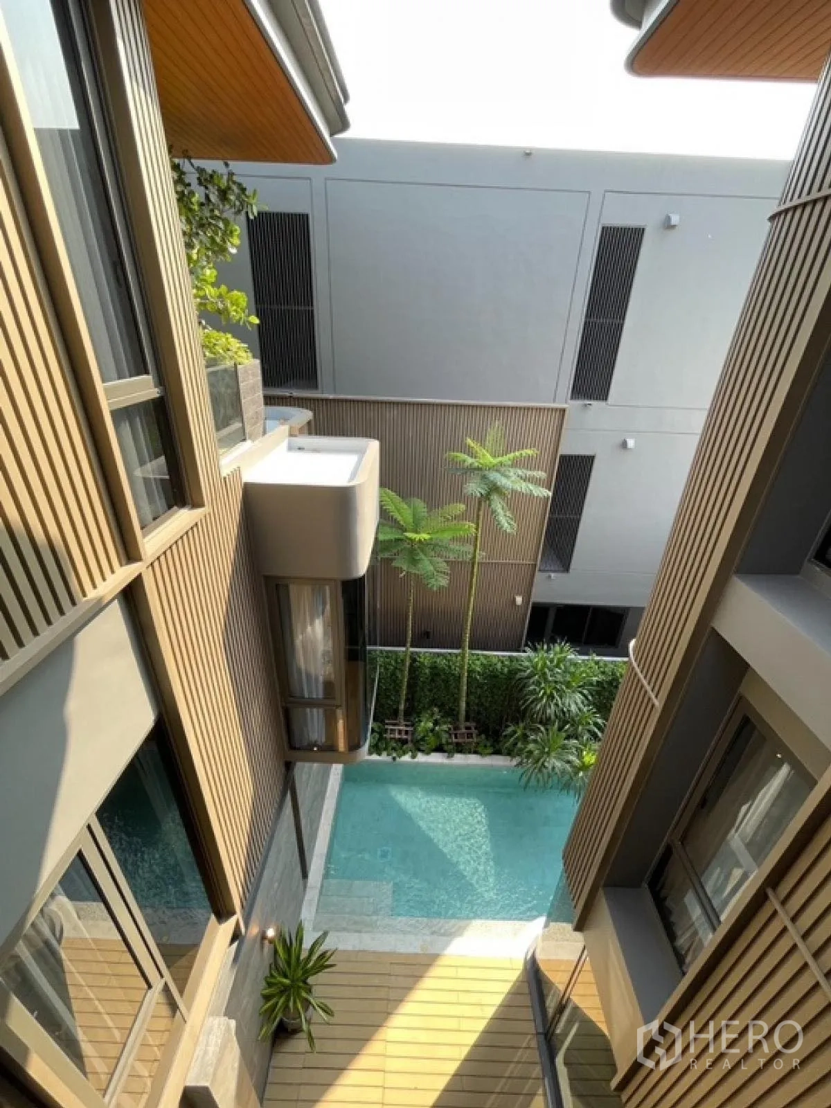 บ้าน ให้เช่าในWang Thonglang, Bangkok - มุมมองแนวตั้งจากชั้นบนลงสู่สระส่วนตัวระหว่างอาคาร