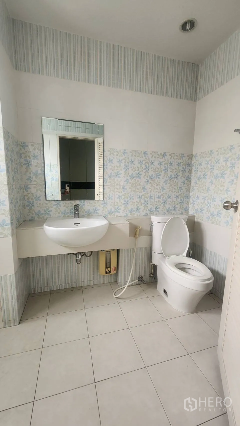 บ้านเดี่ยว for rent in Watthana, Bangkok - ห้องน้ำอีกห้อง กระเบื้องลายแพทเทิร์น อ่างล้างหน้าและโถสุขภัณฑ์