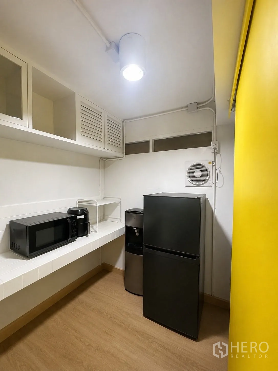 Office Space for rent in Phaya Thai, Bangkok - Compact pantry with refrigerator, microwave and shelving.